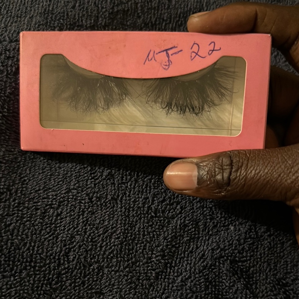 Luxury False Eyelashes in Pink Box